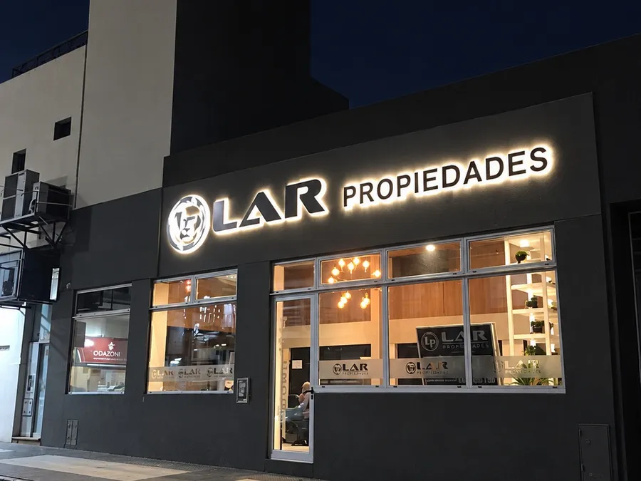Frente del local de LAR Propiedades en Morón